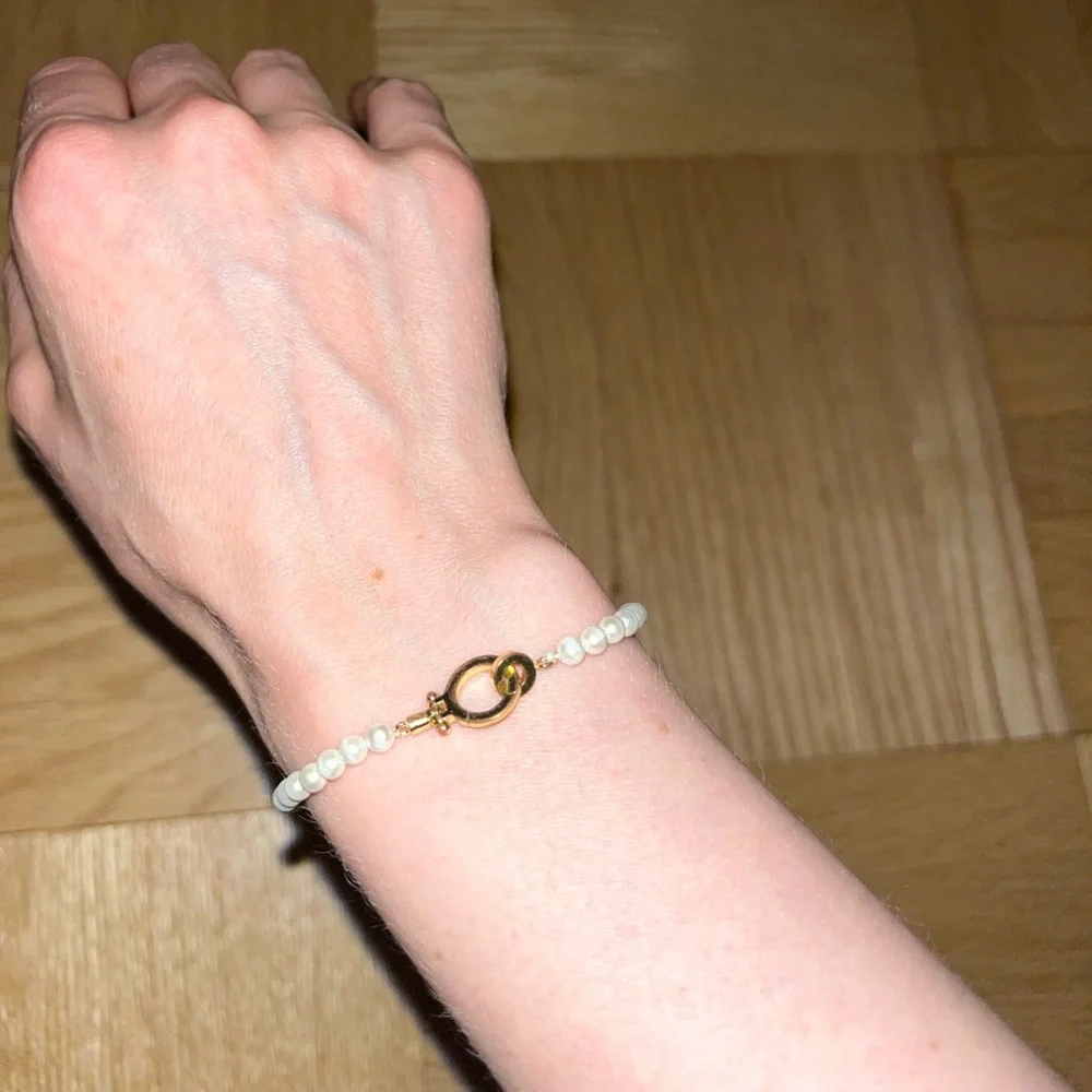 Elegant Pearl Bracelet with Gold Clasp - Picture 4 of 5